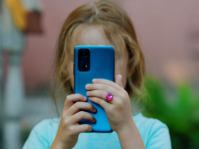 ΕΕ: Προτείνει τα 16 ως κατώτατη ηλικία γ...