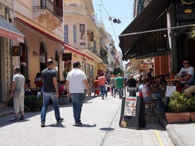 Πάτρα: Μετρούν τα τραπεζοκαθίσματα με το...