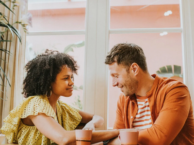 Situationship: Γιατί κολλάμε σε «περίπου...