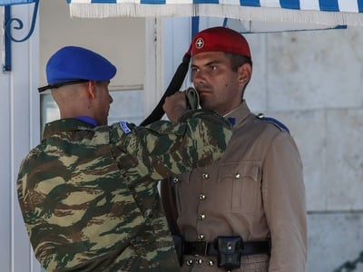 Στις θέσεις τους, στο Μνημείο του Άγνωστ...