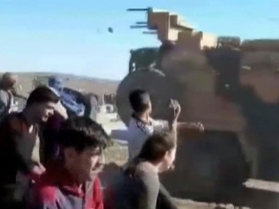 Συρία: Με πέτρες υποδέχτηκαν οι Κούρδοι ...