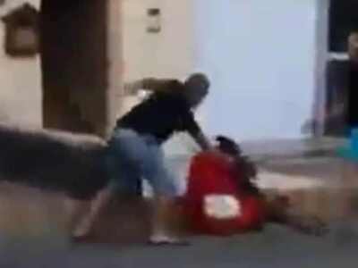 Εξοργιστικό βίντεο: Άνδρας κλοτσάει γυνα...