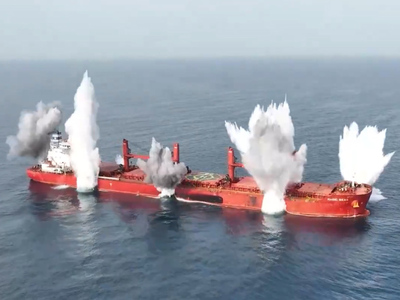 Ερυθρά Θάλασσα: Η στιγμή της επίθεσης στ...