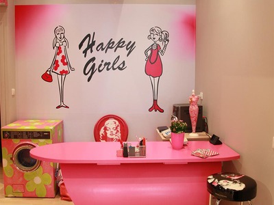 Εγκαινιάζεται το νέο κατάστημα ενδυμάτων...