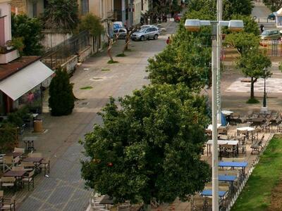 ΠΑΤΡΑ: Ομάδα πιτσιρικιών κάνει έφοδο σε ...