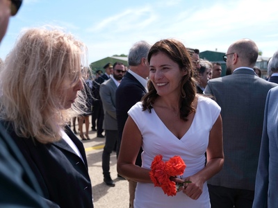 Εντυπωσιακή στα λευκά η Μπέτυ Μπαζιάνα σ...