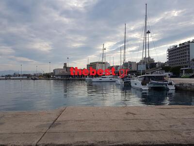 Καταμαράν και άλλα μεγάλα σκάφη δένουν σ...