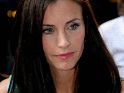 Βόλτα με την κόρη της εθεάθη η Courteney Cox