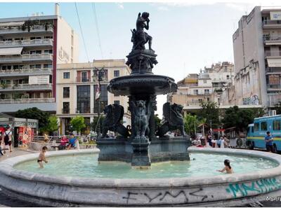 Πάτρα: Δροσίζονται στο σιντριβάνι της πλ...