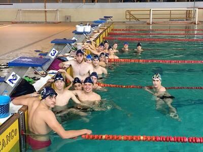 Δοκιμάζουν τις δυνάμεις τους, οι κολυμβη...