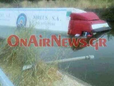 Μεσολόγγι: Νταλίκα έπεσε σε διώρυγα