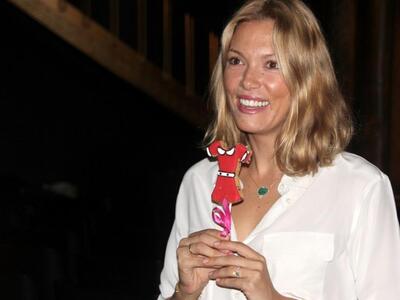 H Βίκυ Καγιά ποζάρει στο γραφείο της με ...