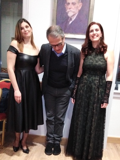 Η ποίηση υποκλίνεται στη μουσική, κατά τ...