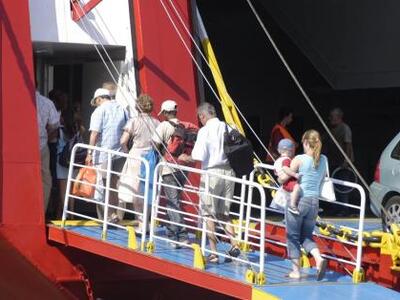 Αυξημένη κίνηση στο λιμάνι του Πειραιά -...