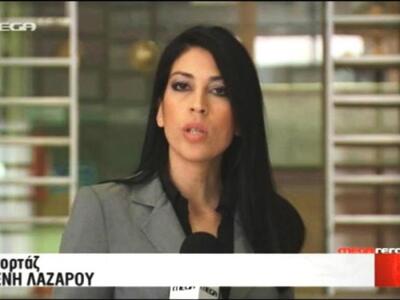 Η Ελένη Λαζάρου κάνει ρεπορτάζ με το μωρ...