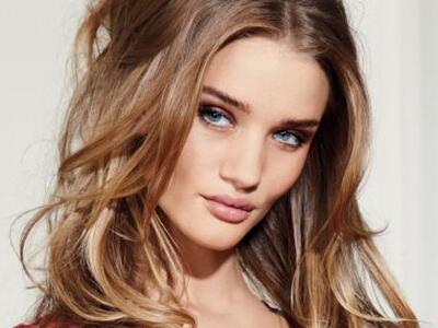 Κολάζει η Ρόζι Χάντινγκτον στη γυμνή φωτ...