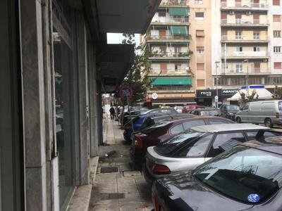 Πάτρα: Γεμάτος παρκαρισμένα ο πεζόδρομος...