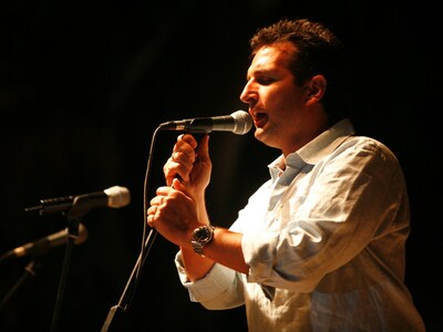 Μπάσης και Μαίρη Λίντα τραγουδούν στη Γέφυρα