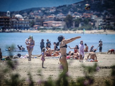 Ξεχύθηκαν στις παραλίες οι Αθηναίοι