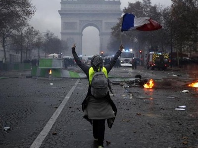 Βανδαλισμοί στο Παρίσι από τα "Κίτρ...