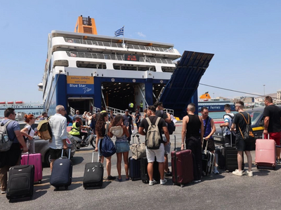 Πειραιάς: Εξοργισμένοι επιβάτες εμπόδισα...