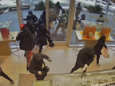 Καλιφόρνια: Ένοπλη εισβολή 25 ατόμων σε ...