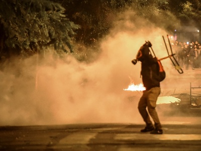 Αθήνα: Πεδίο μάχης μεταξύ αστυνομικών κα...