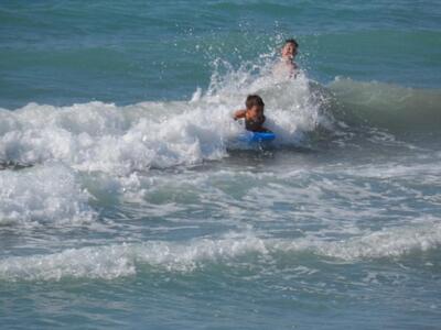Πάτρα: Αύξηση των λουομένων στην παραλια...