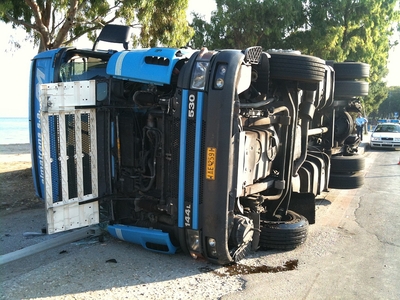 Ανατροπή νταλίκας στην Ηρώων Πολυτεχνείο...