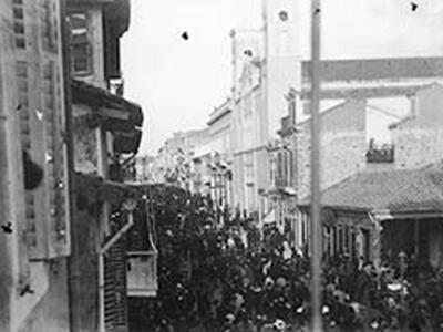 Οδός Μαιζώνος. Ημέρα εορτής. Από Ερμού κ...