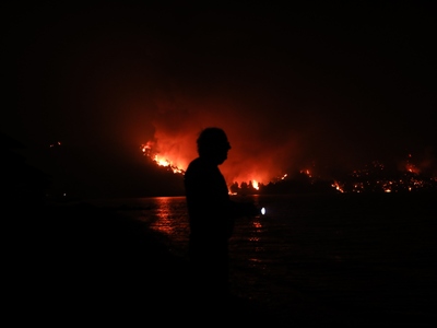 Κρίσιμη νύχτα στην Εύβοια: Ο ουρανός «κό...