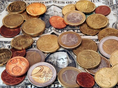 Μικρή ενίσχυση του ευρώ έναντι του δολαρίου