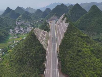 Η Κίνα αψηφά το ύψος και κατασκευάζει γέ...