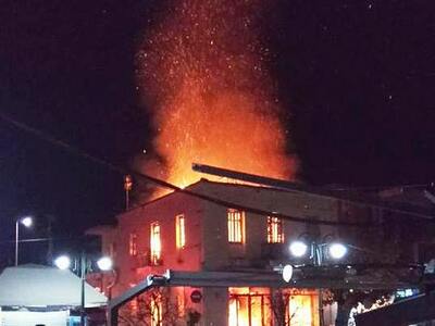 Στάχτη έγιναν καφενείο και σπίτι στη Γασ...