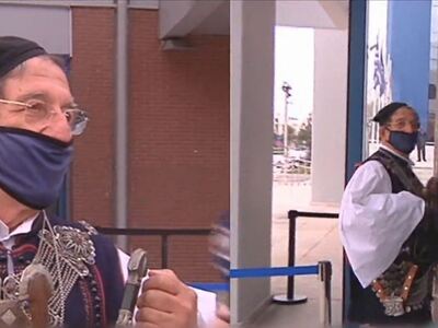 Ντύθηκε τσολιάς και έβαλε φουστανέλα για...