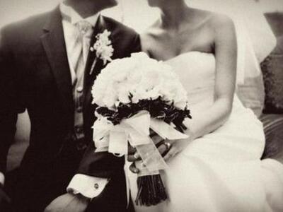 Βγάζει το στέμμα, φοράει...στεφάνι! Ποια...