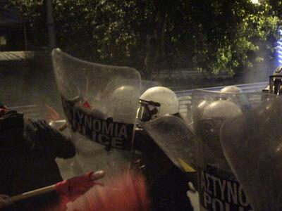 ΤΩΡΑ Επεισόδια στο Πολυτεχνείο - Μολότοφ...