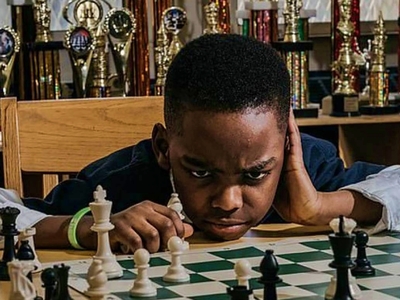 Ο 8χρονος άστεγος πρόσφυγας που κατέκτησ...