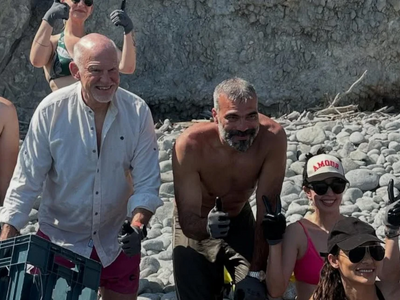 Γιώργος Παπανδρέου: Μάζεψε σκουπίδια σε ...