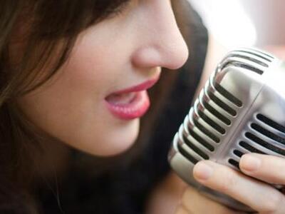 Πάτρα: Η καθαρίστρια που έγινε τραγουδίσ...