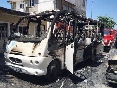 Αλβανία: Δυο νεκροί από φωτιά σε λεωφορε...
