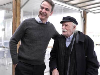 Απρόσμενη συνάντηση Γλέζου - Μητσοτάκη κ...