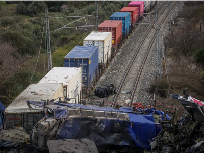 Τέμπη: Γονείς θυμάτων ζητούν να τους παρ...