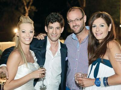 Οι νεόνυμφοι με τον Τάκη Γεωργιόπουλο κα...