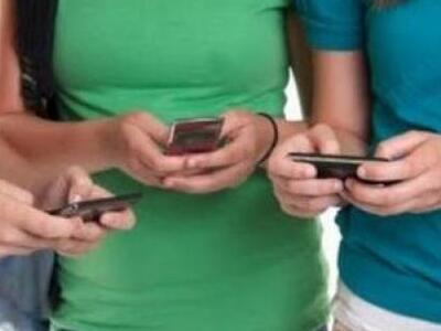 Κλέβουν κινητά μαθητών την ώρα που δίνου...