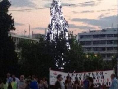 Αναψε το... χριστουγενιάτικο δέντρο στο Σύνταγμα!
