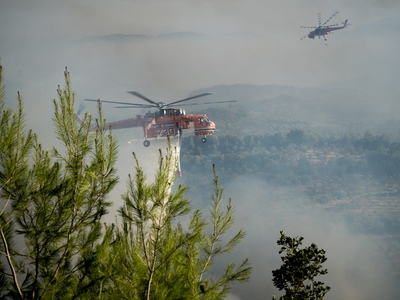 Φωτιά στα Βίλια: Συνεχίζεται ο πύρινος ε...