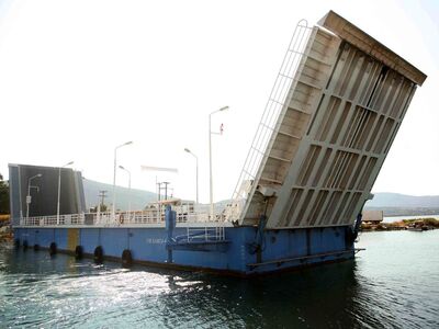 Κλειστή εδώ και δύο ώρες η γέφυρα στην Λ...