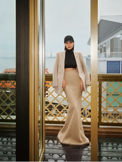 Για βόλτα με λινή μακριά φούστα Max Mara