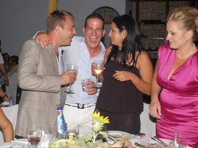 Ο γαμπρός με τον Δημήτρη Μπακαλάρο, την ...